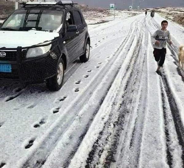 شاهد بالصور: سقوط ثلوج على منطقة مجز بصعدة