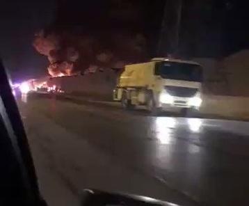 حريق كبير في عدد من المستودعات الواقعة على طريق (فيديو)