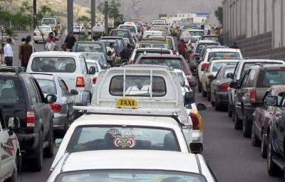 عصابة شارع بغداد بصنعاء.. 1000 ريال لإدخال سيارتك إلى وسط طابور محطة النفط