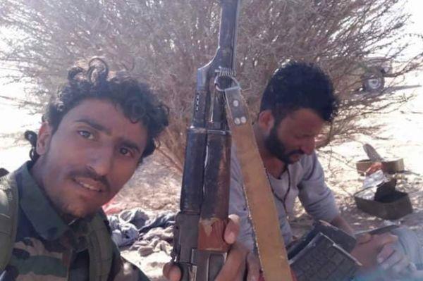 صورة تكشف أسر ركن استطلاع حوثي مع 4 من مرافقيه 