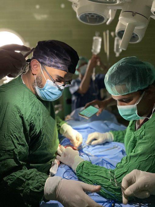 فريق طبي سعودي يجري عملية جراحية في اليمن،على ضوء الهواتف المحمولة بسبب انقطاع الكهرباء