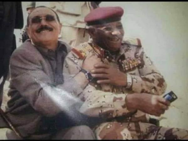 نشطاء يتبادلون صورة قديمة للرئيس علي عبدالله صالح مع القائد العسكري "فيصل رجب" 