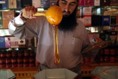  العسل اليمني الشهير يواجه خطر الغش 