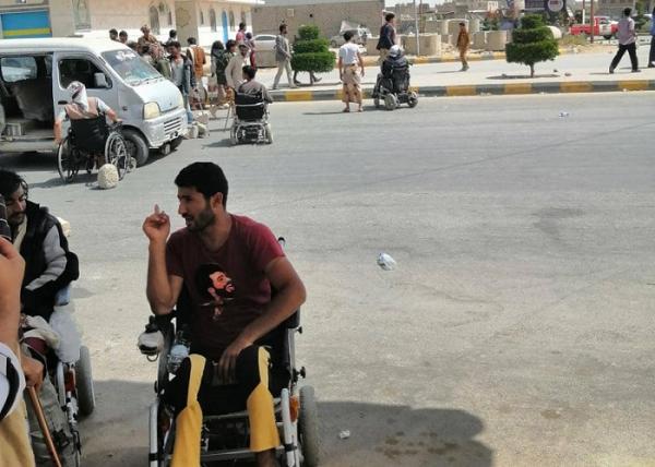 جرحى الجيش بمأرب يقطون شارع رئيسي احتجاجاً على عدم صرف مستحقاتهم