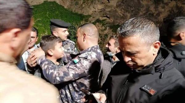 حادث غريب.. طفل مفقود يبحث عن نفسه مع رجال الأمن (فيديو)