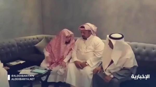 شاهد بالفيديو.. ابن سعودي ينجح في تزويج والدته ووالده بعد فراق استمر 16 عامًا