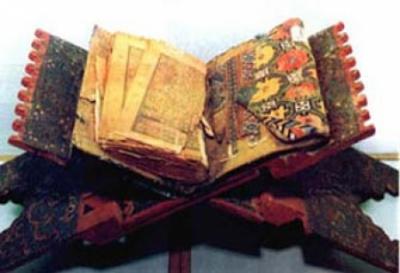 شاب يعثر على أقدم نسخة للقرآن الكريم بالعالم  وعلى سيف ذي الفقار