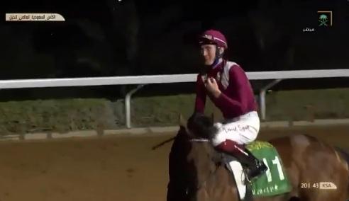 الأمير الفيصل يفوز بالكأس الأغلى في تاريخ سباقات الخيل العالمية (فيديو)
