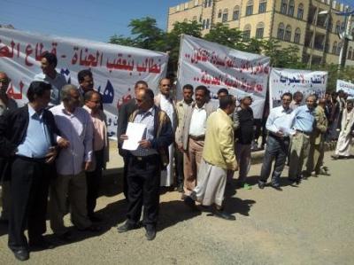مسلحون ببني مطر يتقطعون لرجل أعمال ويطلقون عليه النار وينهبون سيارته