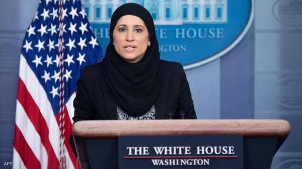 من السيدة المحجبة التي ظهرت بالإيجاز الصحفي للبيت الأبيض؟