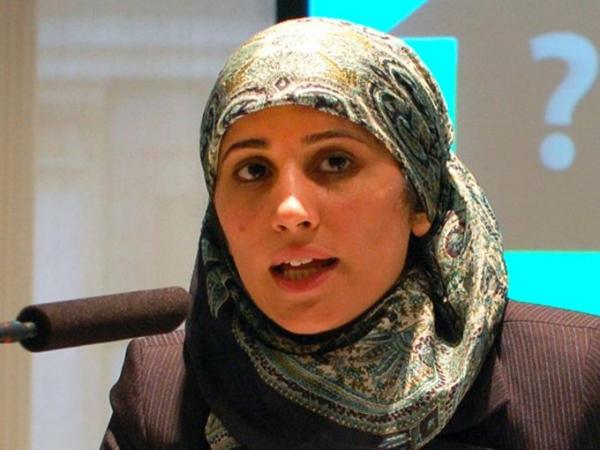 من السيدة المحجبة التي ظهرت بالإيجاز الصحفي للبيت الأبيض؟