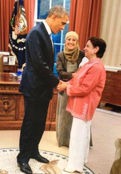 من السيدة المحجبة التي ظهرت بالإيجاز الصحفي للبيت الأبيض؟