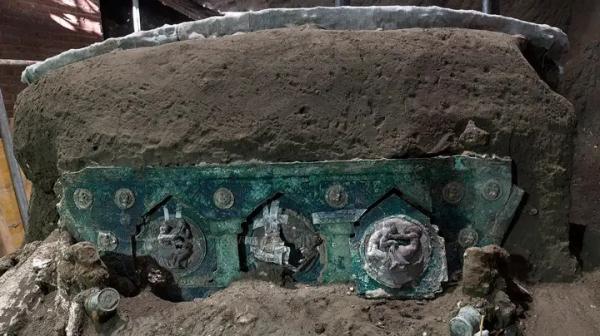 الكشف عن «عربة رومانية» وُجدت في بومبي بعد حوالي 2000 عام ..! 
