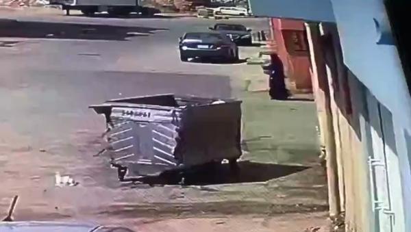 فيديو لسيدة سعودية  تتعرض للاعتداء وحشي من لص وسرق حقيبتها وهرب