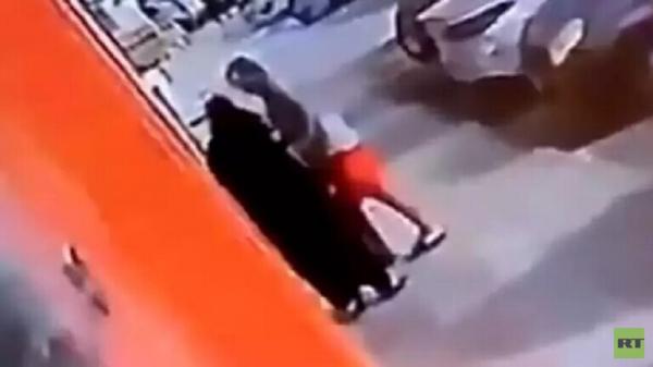 السعودية تكشف حقيقة مقطع المتحرش بامرأة في جدة بوضح النهار (فيديو)