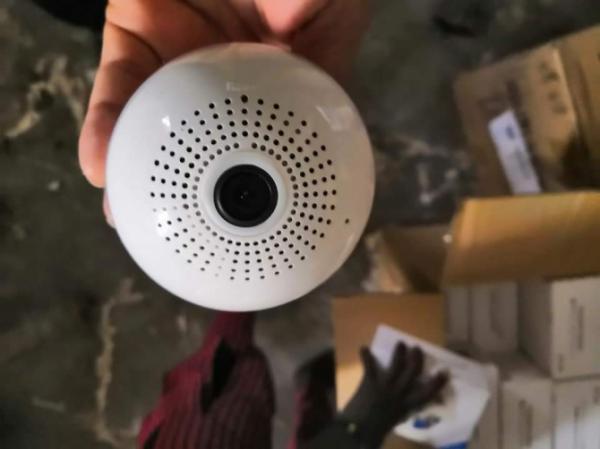 عدن: ضبط كاميرات تجسس على شكل لمبات اضاءة (صور)