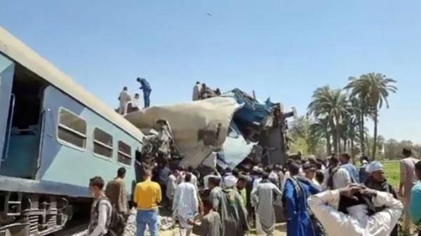 وفاة 32 مواطناً وإصابة 165 آخرين في حادث تصادم قطاري سوهاج بمصر (فيديو)