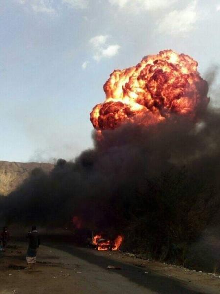 حريق شاحنة مشتقات نفطية بسوق العين بالمواسط تعز