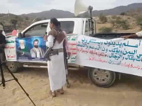 مشهد ظريف.. صعد متحدثا مع الحوثيين لكن لسانه انطلق بعفوية فاجأهم!