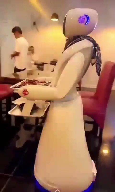 افتتاح أول مطعم من نوعه في المملكة يقدم الطعام عبر روبوتات مصنعة باحترافية