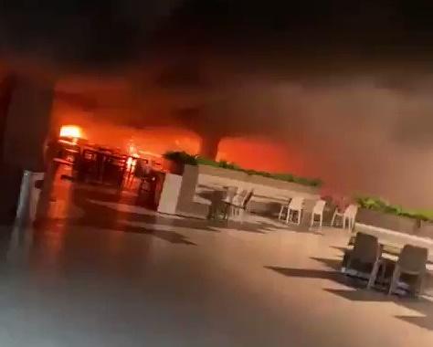 إخماد حريق اندلع في مجمع تجاري شمال الرياض (فيديو)