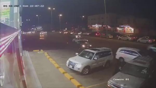 كاميرات المراقبة ترصد حادث مروع في مدينة ينبع السعودية 