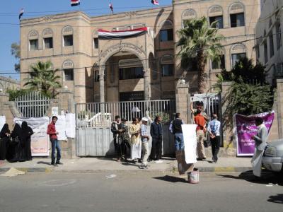 شركة مأرب للدواجن تستغل الشباب العاطلين عن العمل وتهزأ بهم