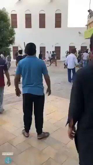 بالفيديو: مضاربة جماعية بـ«العصي وحقائب السفر» بين عمالة وافدة في الهفوف السعودية