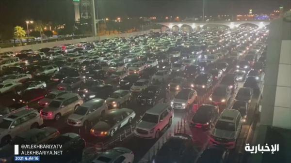 شاهد فيديو زحام كبير للسعوديين على جسر الملك فهد قبل ساعة من فتح السفر للخارج 