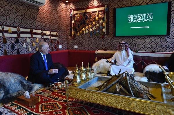 بالصور: السفير السعودي في لبنان يستقبل مسؤولين وقيادات لبنانية داخل خيمة بدوية