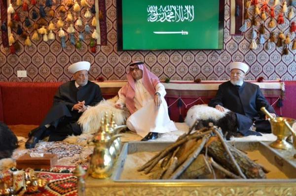 بالصور: السفير السعودي في لبنان يستقبل مسؤولين وقيادات لبنانية داخل خيمة بدوية
