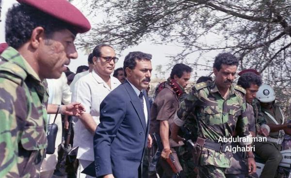 كشف صور جديدة لأول مرة ليوم إعلان الوحدة اليمنية عام 1990م