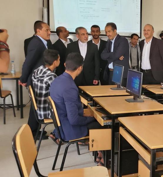 السفير الإيراني بصنعاء يقوم بزيارة إلى جامعة صنعاء