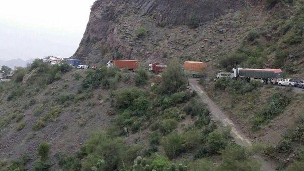 إنقلاب قاطرة غاز في الخط العام بـ سمارة، وانقطاع الطريق أمام المسافرين