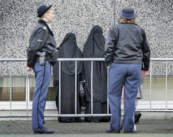 محامون عرب وفرنسيون يطعنون على حظر النقاب