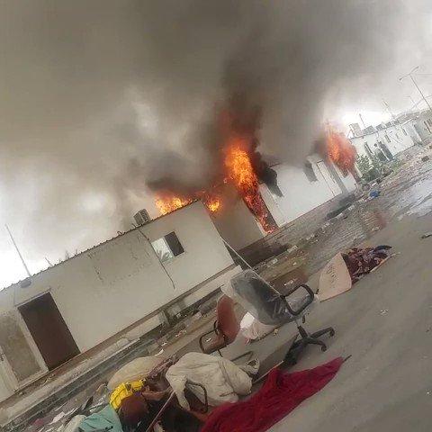 شاهد بالفيديو.. حريق يلتهم مكاتب جمركية في منفذ شحن البري بمحافظة المهرة