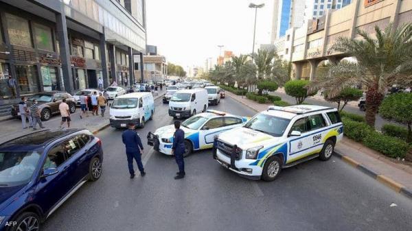 في جريمة هزت الكويت.. مقيم يقدم على قتل أمه وشرطي المرور