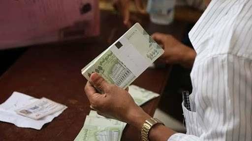  ٨ حاويات اموال مطبوعة ستصل الى البنك المركزي بعدن