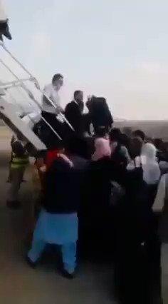 مسؤولون افغان يفرون بطائرة إلى كابل بعد قرب سقوط منطقتهم بيد طالبان