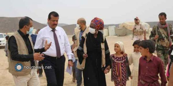 نازحة في مأرب تحرج بسؤالها نائب مبعوث الأمم المتحدة للشؤون الإنسانية إلى اليمن 
