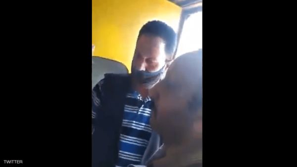 في واقعة هزت مصر.. كمسري قطار منوف يضرب راجل امام بنته الصغيرة بسبب الغرامة (فيديو)