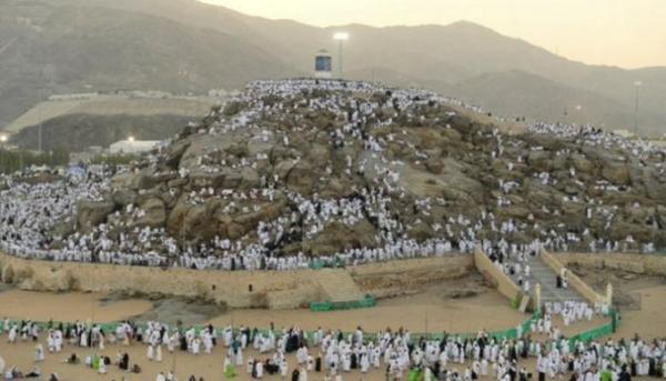 حجاج بيت الله الحرام يتوافدون إلى صعيد عرفات الطاهر