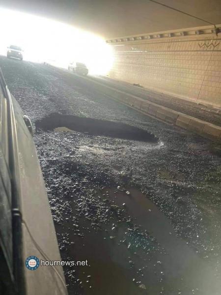 حدوث حفرة كبيرة في نفق جسر الرئاسة بصنعاء بسبب السيول الجارفة