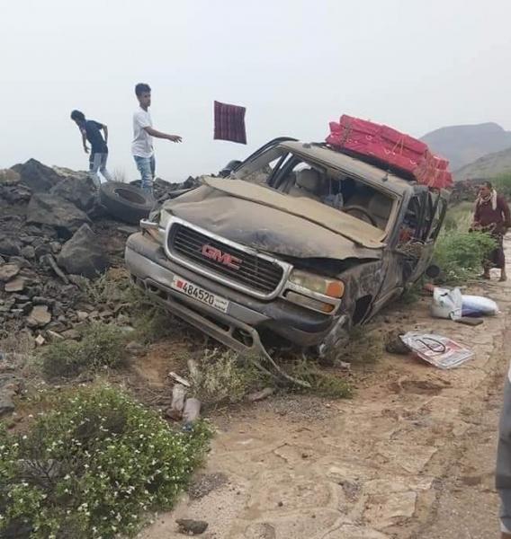 وفاة شخص وجرح زوجته جراء تعرضهما لحادث سير بأبين