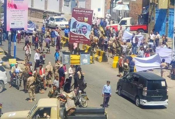 جنود يغلقون بوابة مقر محافظة تعز