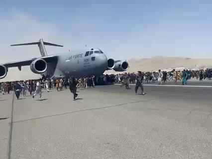 مجموعة من الأفغان يُلاحقون طائرة شحن أمريكية ضخمة قبل إقلاعها من مطار كابل
