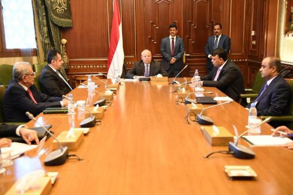 الرئيس هادي يوجه قيادة البنك المركزي بمضاعفة الجهود والحفاظ على استقلالية البنك