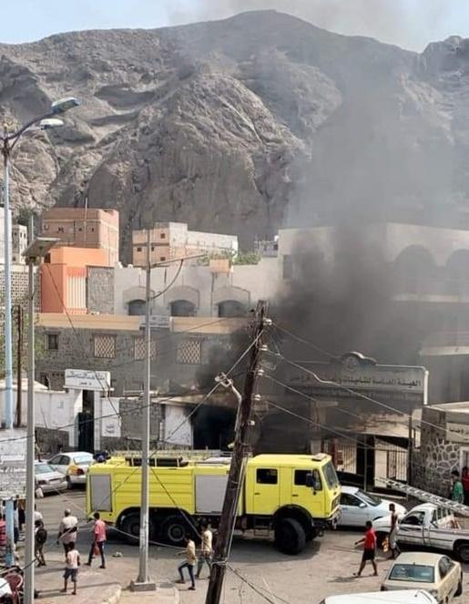 إخماد حريق في محول كهرباء تسبب بانقطاع الكهرباء عن مديرية صيرة عدن بالكامل