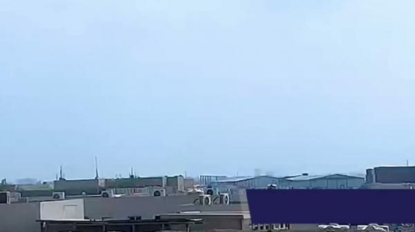 شاهد.. لحظة سقوط الصواريخ التي أطلقها الحوثيون على ميناء المخا