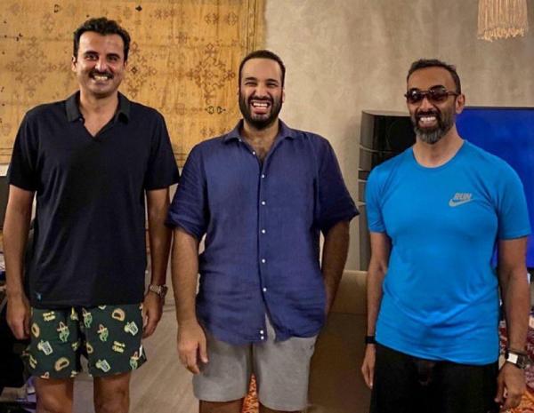 شاهد صورة.. لقاء يجمع أمير قطر بولي العهد السعودية ومستشار الأمن الوطني بالإمارات